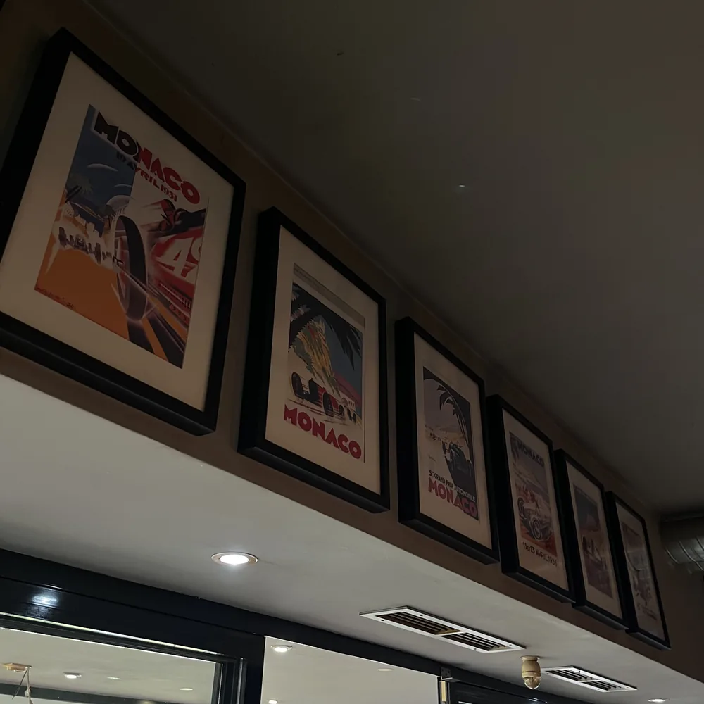 Vintage Monaco Grand Prix plakati na zidu