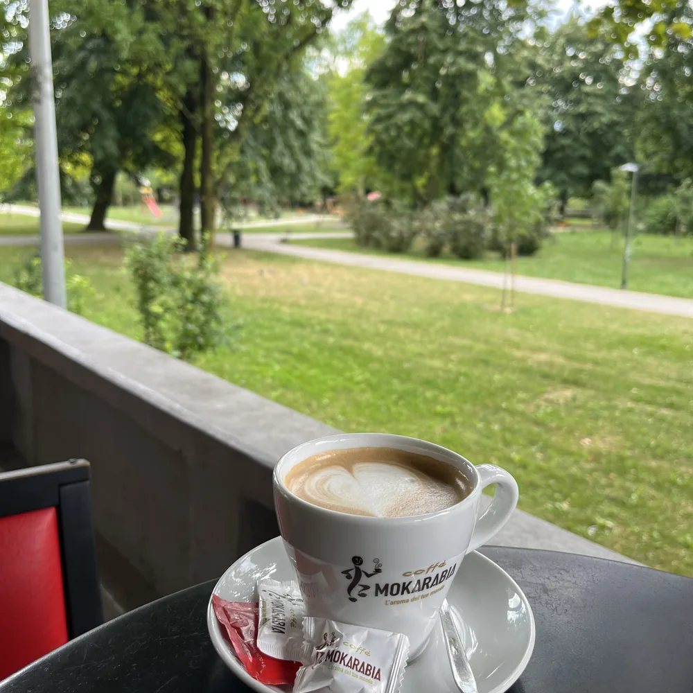 Kava s pogledom na park